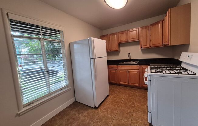 2 beds, 1 bath, $1,695, Unit 01A