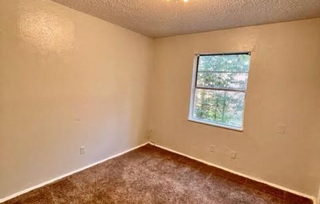 3 beds, 1 bath, $1,100