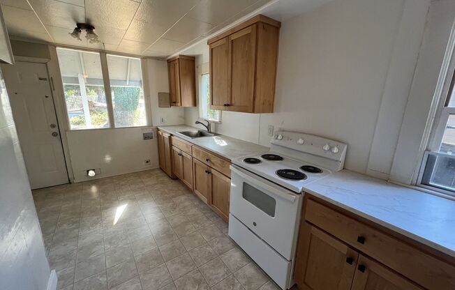 Charming 1 Bedroom Home In Downtown Vancouver for Rent - 3407 Grand Blvd