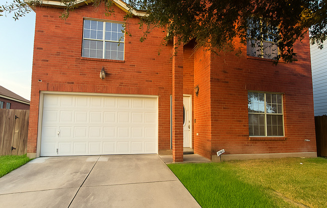 4 Bedroom 2 1/2 Bath Plus Office Near 151 & Ingram
