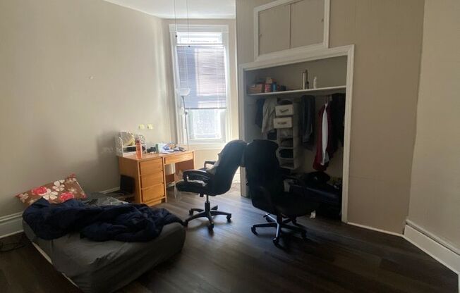 3 beds, 2 baths, $2,700, Unit #01