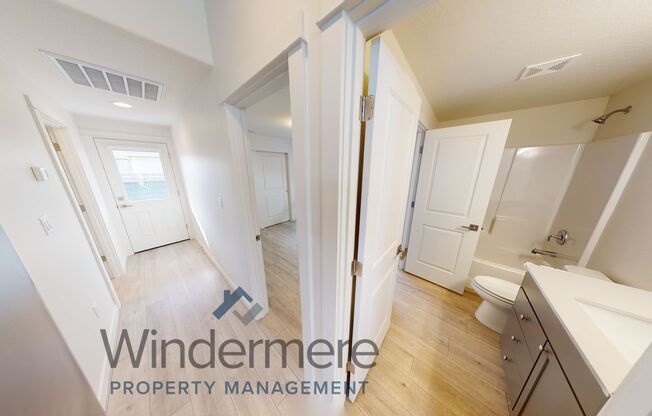 2 beds, 1 bath, 880 sqft, $1,695, Unit 327 People's