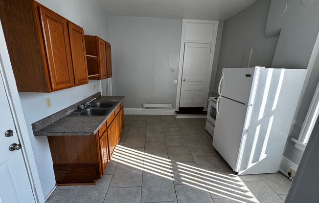 2 beds, 1 bath, $800, Unit 04