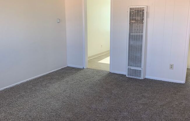 2 beds, 1 bath, $2,000, Unit 4373-C