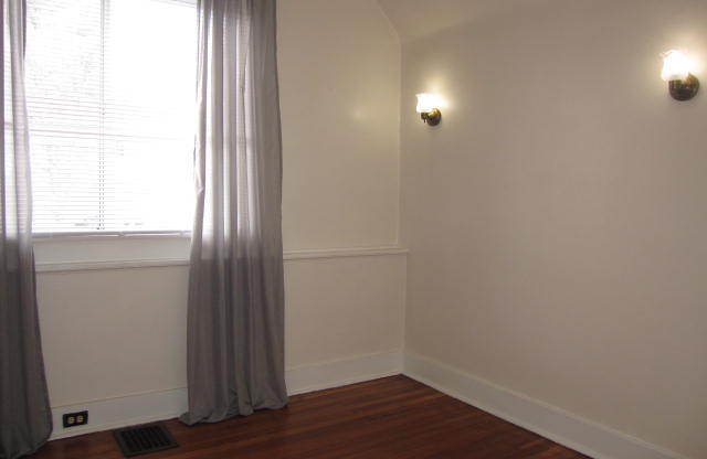 Lovely 2BR Townhouse w/Fenced in Backyard!