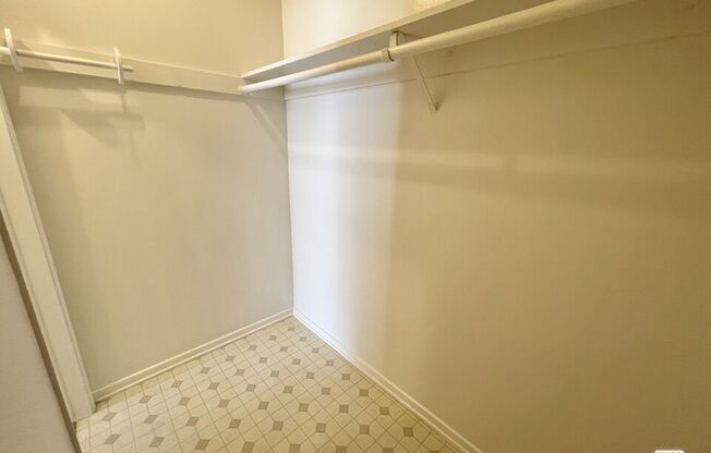 Studio, 1 bath, 350 sqft, $1,650, Unit 5