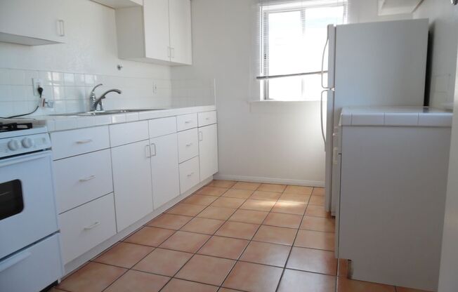 1BR 1BA Apartment in Point Loma - 1 Assigned Parking Spot, No Carpet, Washer/Dryer On-Site