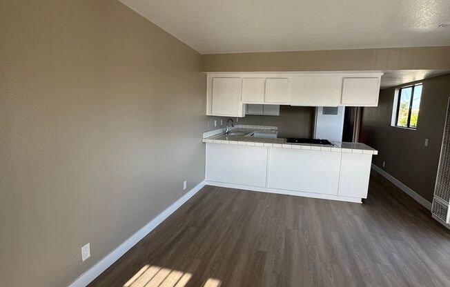 Spacious 1 Bedroom in Inglewood !!! - $1,750 with Parking !!!!