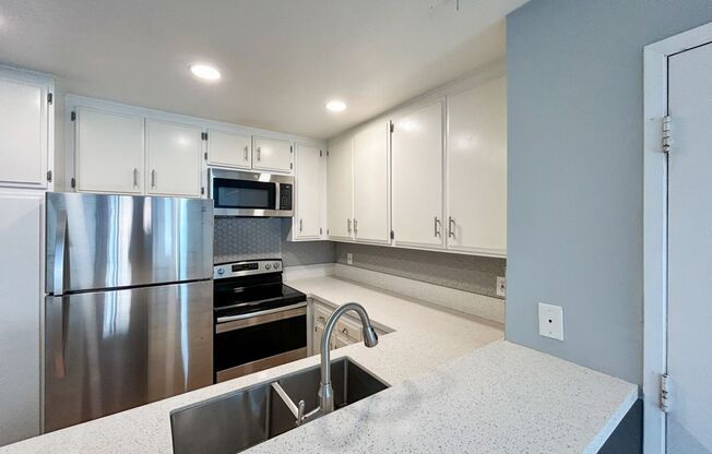 Beautiful 3BD/2BA W/ Reserved Parking and A/C in Allied Gardens!