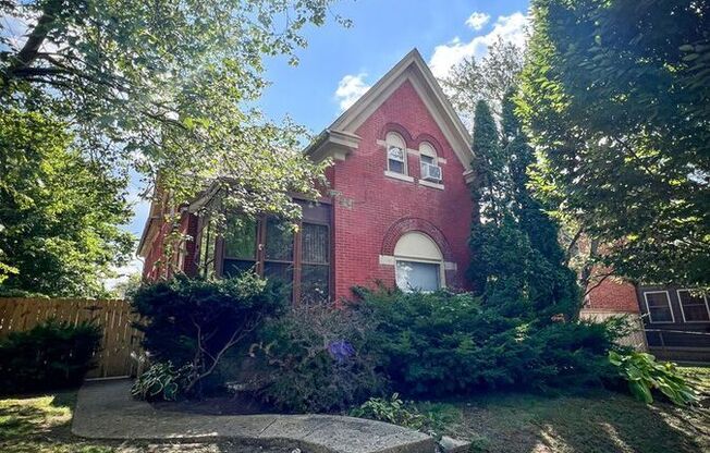 429 E WHITTIER ST