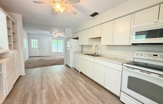Available Now! 2 Bed, 1 Bath Duplex