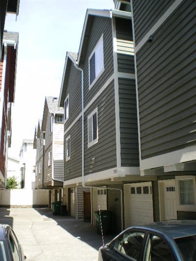 Sunny and Cozy 2 Bed/2.5 Bath Townhome in North Greenlake Area