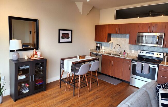 1 bed, 1 bath, 881 sqft, $1,725, Unit 505