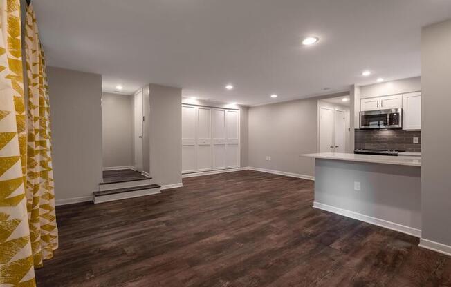 9 W LEE ST