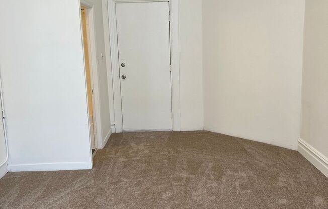 Studio, 1 bath, 450 sqft, $1,099, Unit 40-1R