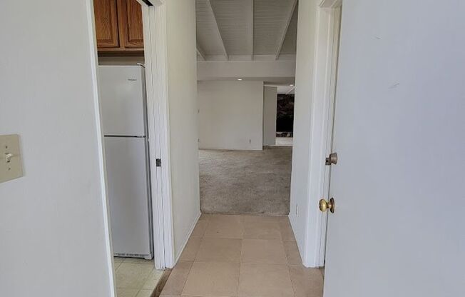 SPACIOUS 2BD/2BA WITH GARGE, LAUNDRY AND FRONT AND BACK YARD
