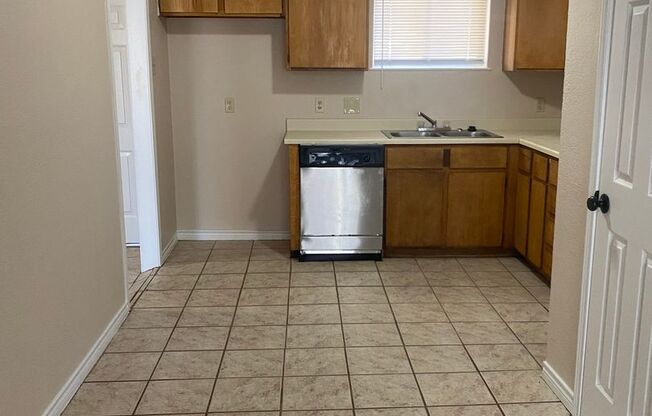 3 beds, 1 bath, $1,095