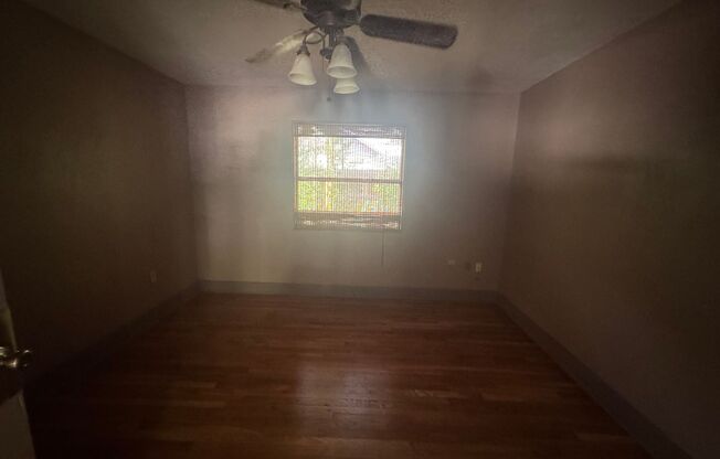 6/3 within Walking Distance to Campus!!