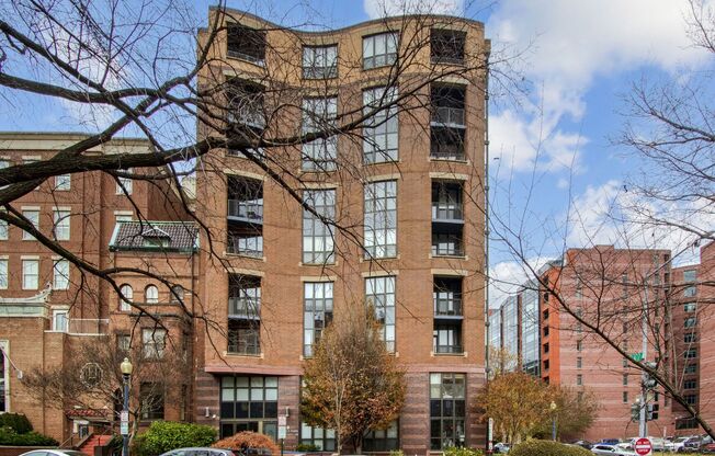 Concierge Building! Available Now! 1 Bed + Den in Quincy Park!