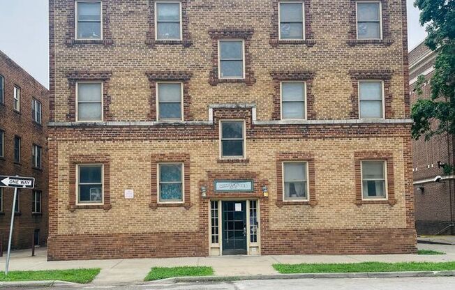701 W MAPLE AVE