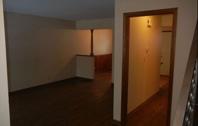 3 beds, 1.5 baths, $1,050, Unit 4542