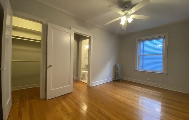 Hardwood flooring and a ceiling fan - Charlie Chaplin One Bedroom