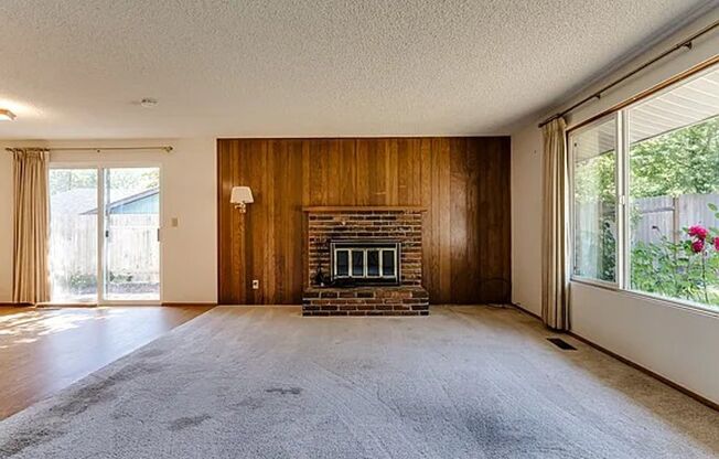 South Eugene Gem! Single-Level 3BD/2BA w/ Fireplace & Park-Like Backyard