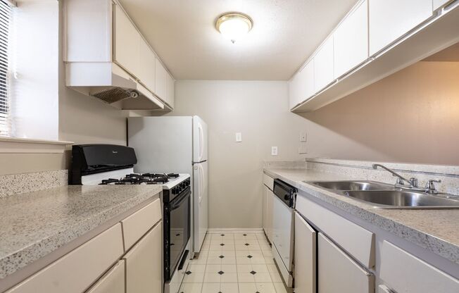 2 beds, 1 bath, 760 sqft, $1,100, Unit 243