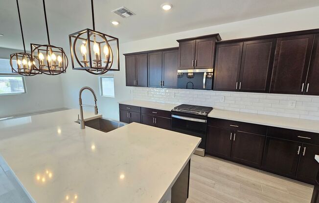 Beautiful new build w mountain views