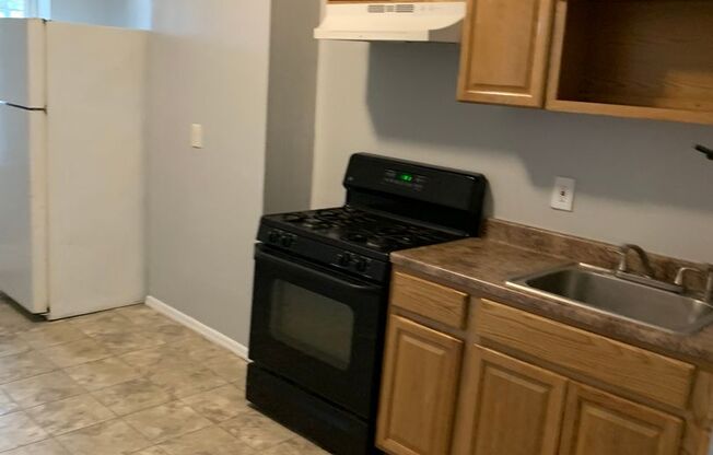 3 beds, 1 bath, 800 sqft, $2,100, Unit 7