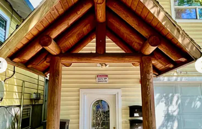 Spacious upper 3-bedroom unit with 2 full bathrooms in popular Sellwood