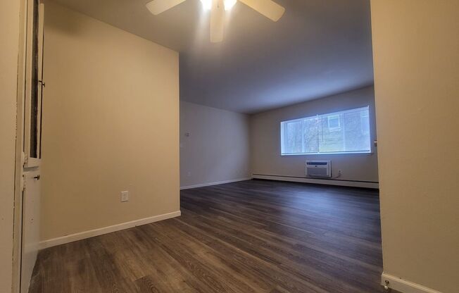 2 beds, 1 bath, $1,425, Unit 312