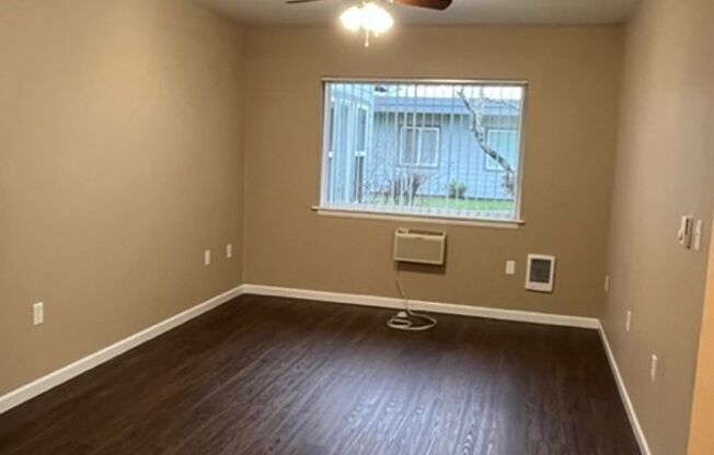 1 bed, 1 bath, 400 sqft, $1,215, Unit 44