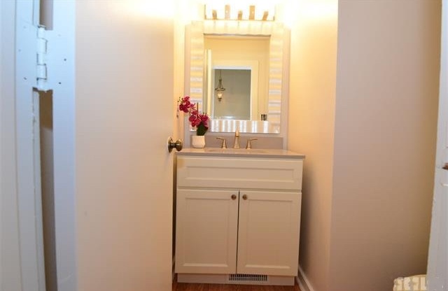 Charming 2Br 1.5Ba Townhome in Cary! Available 10/21!