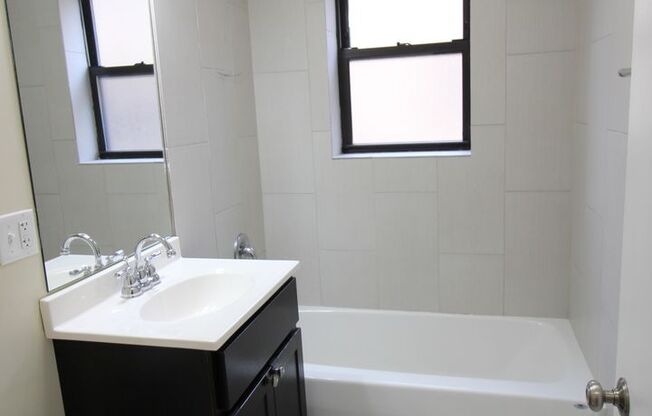 2 beds, 1 bath, $1,800, Unit 4750 #1W