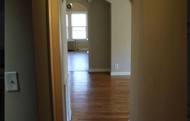 Studio, 1 bath, 400 sqft, $950, Unit 11