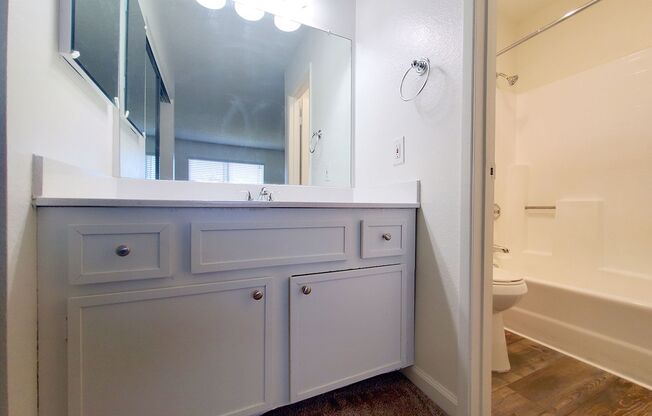 2 beds, 2 baths, 930 sqft, $1,825, Unit 32