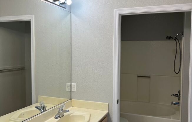 2 beds, 2 baths, $1,600, Unit # 1067