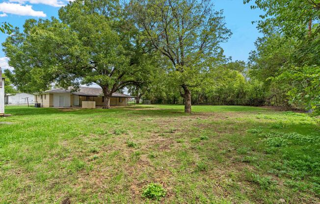 CHARMING AND QUAINT 4 bedroom, 2 bathroom home in Joshua, TX!!