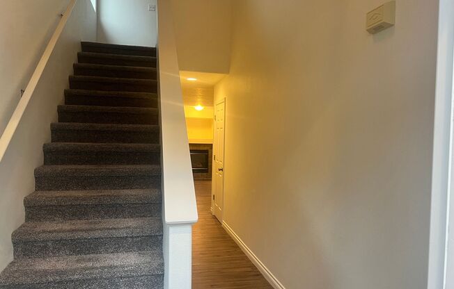 Single Family Home With New Flooring in Great Wilsonville Neighborhood!