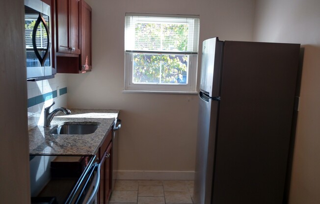 1 bed, 1 bath, 650 sqft, $950, Unit 632 47th St - B