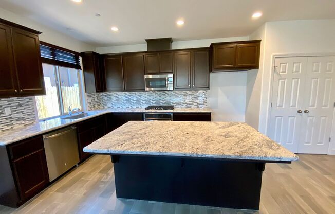 $2,650 Leonard & Barstow, 4 Beds - Lindsay Lane, Clovis / SOLAR!