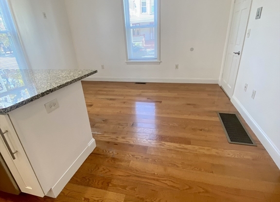 1 bed, 1 bath, 700 sqft, $2,200, Unit 1R