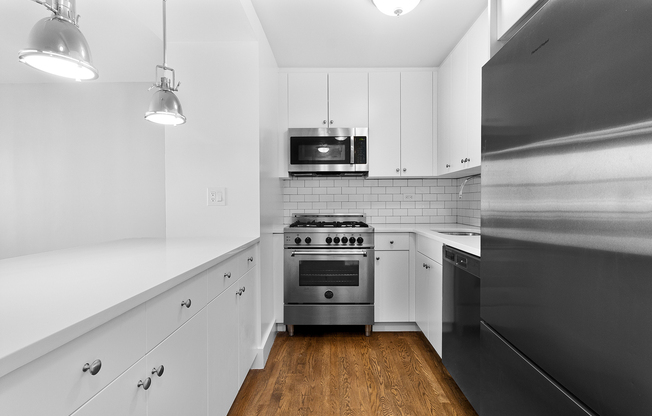 1 bed, 1 bath, $4,400, Unit 21J