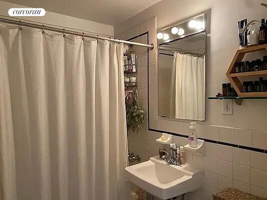213 W 21 ST