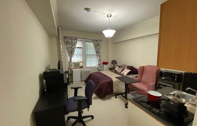 Have Breakfast at Tiffany's! Cozy Studio at The Tiffany! Great Dupont Location on 16th near U Street! Centrally located