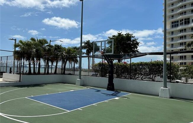 2 beds, 2 baths, 990 sqft, $4,000, Unit 600 NE 36th St # 1414