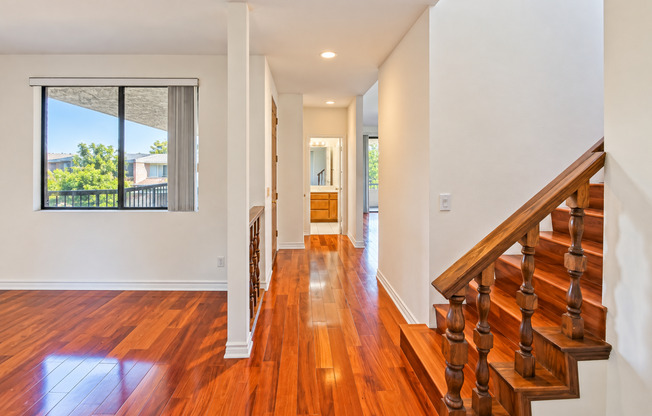 2-STORY PENTHOUSE 3BR2.5BA w/ LOFT! BRIGHT & SPACIOUS, CORNER UNIT CONDO W/ HUGE PRIVATE ROOFTOP DECK, 2 BALCONIES & 2-CAR GATED PARKING CLOSE TO SANTA MONICA AIRPORT, PARKS, SHOPPING, RESTAURANTS & EASY FREEWAY ACCESS!