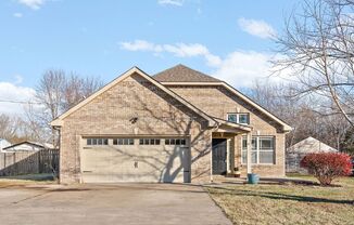 Cute home waiting for you to call home for the Holiays close to shopping and Fort Campbell.