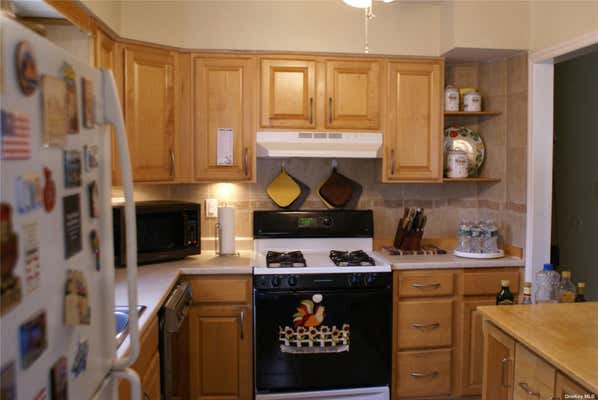 3 beds, 2 baths, $3,250